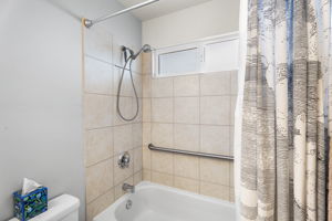 Ohana Bathroom b