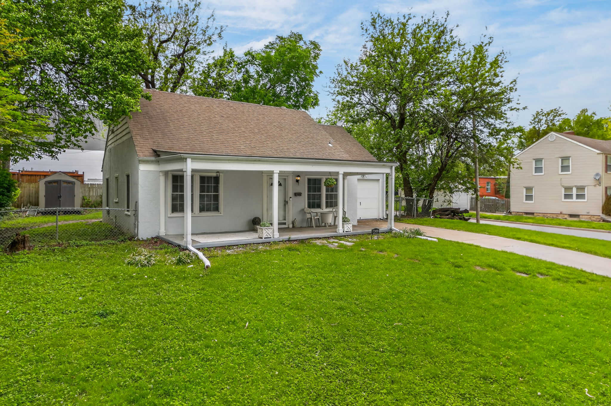 7300 Wyandotte St-002