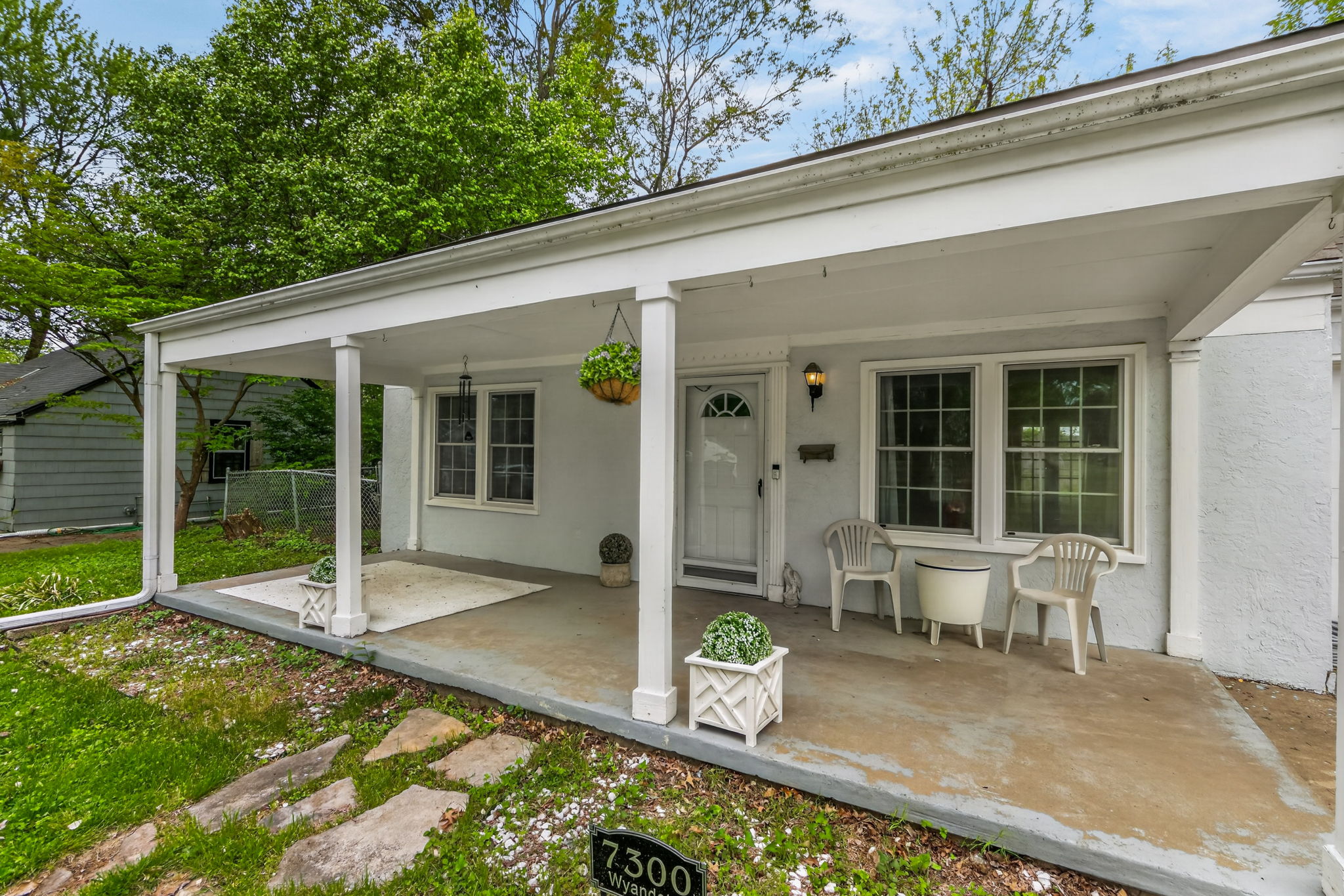 7300 Wyandotte St-004