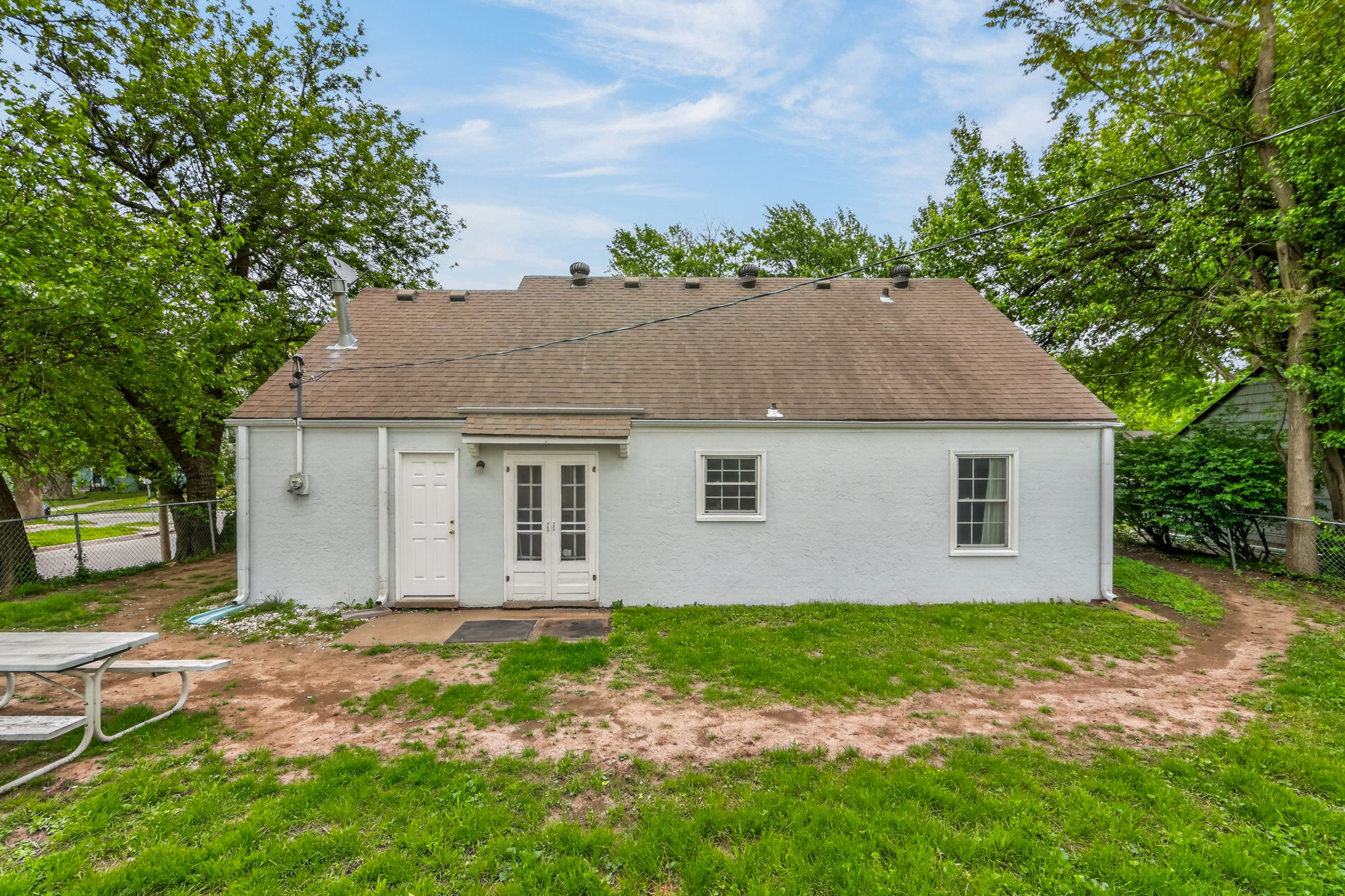 7300 Wyandotte St-005