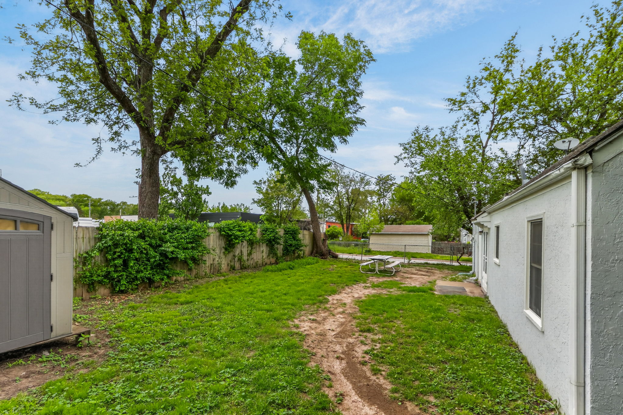 7300 Wyandotte St-007