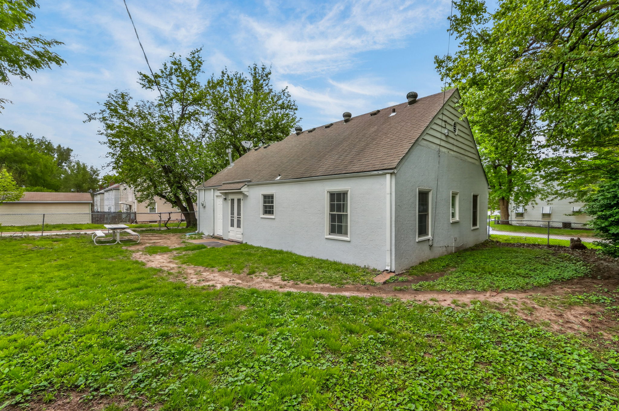 7300 Wyandotte St-008