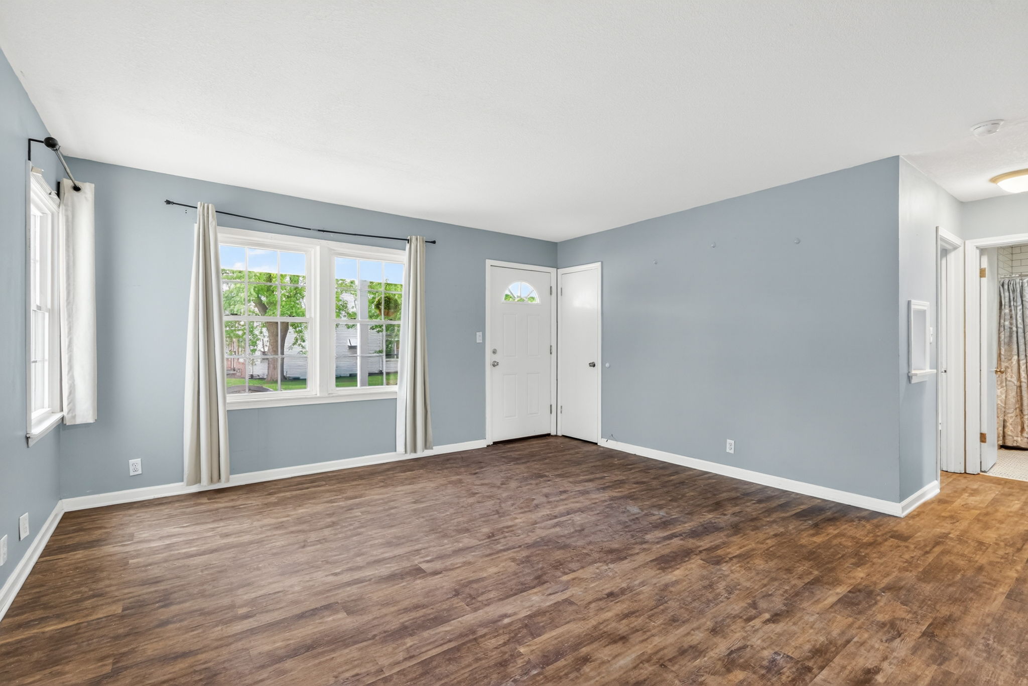 7300 Wyandotte St-009