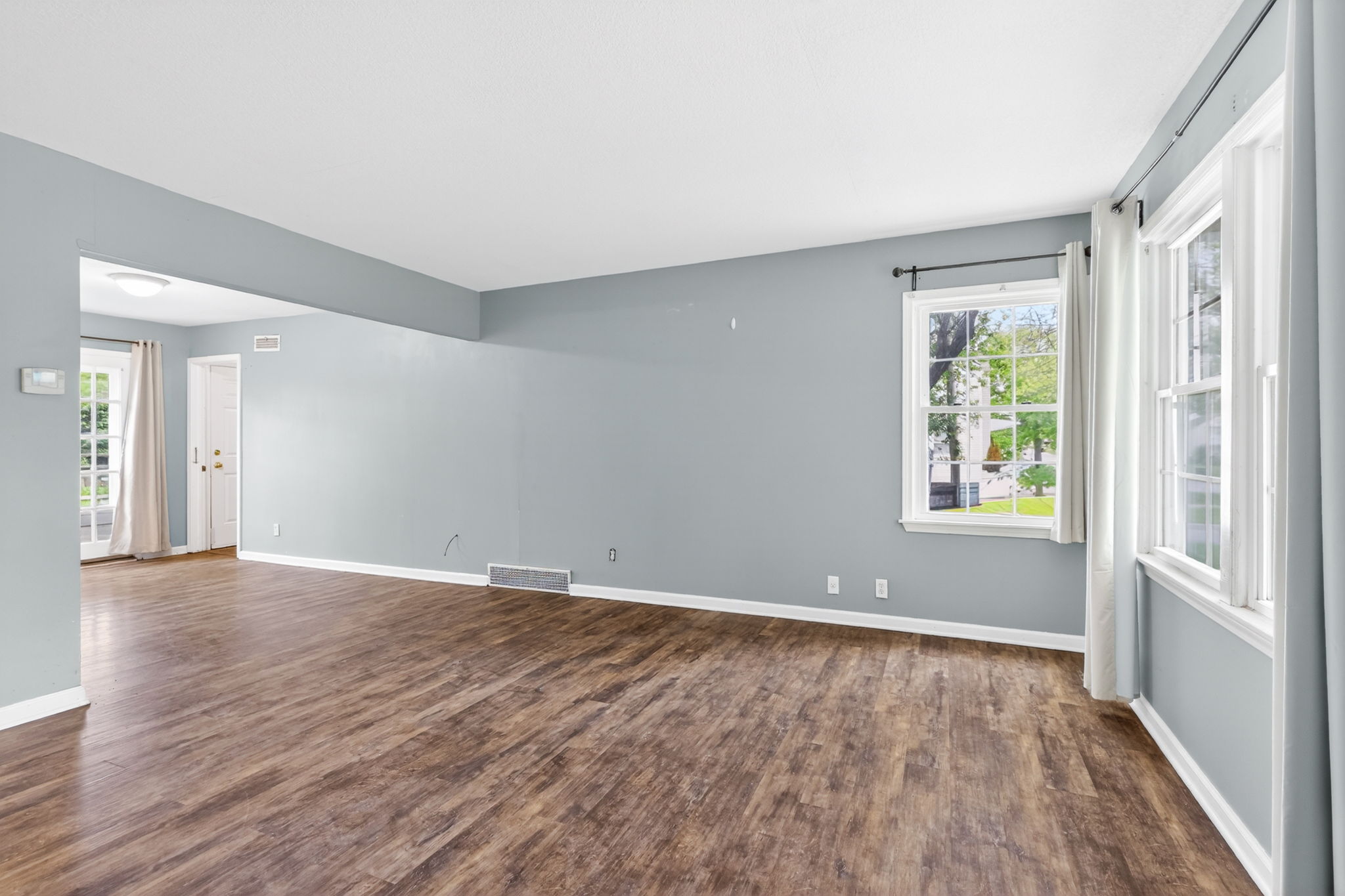 7300 Wyandotte St-010