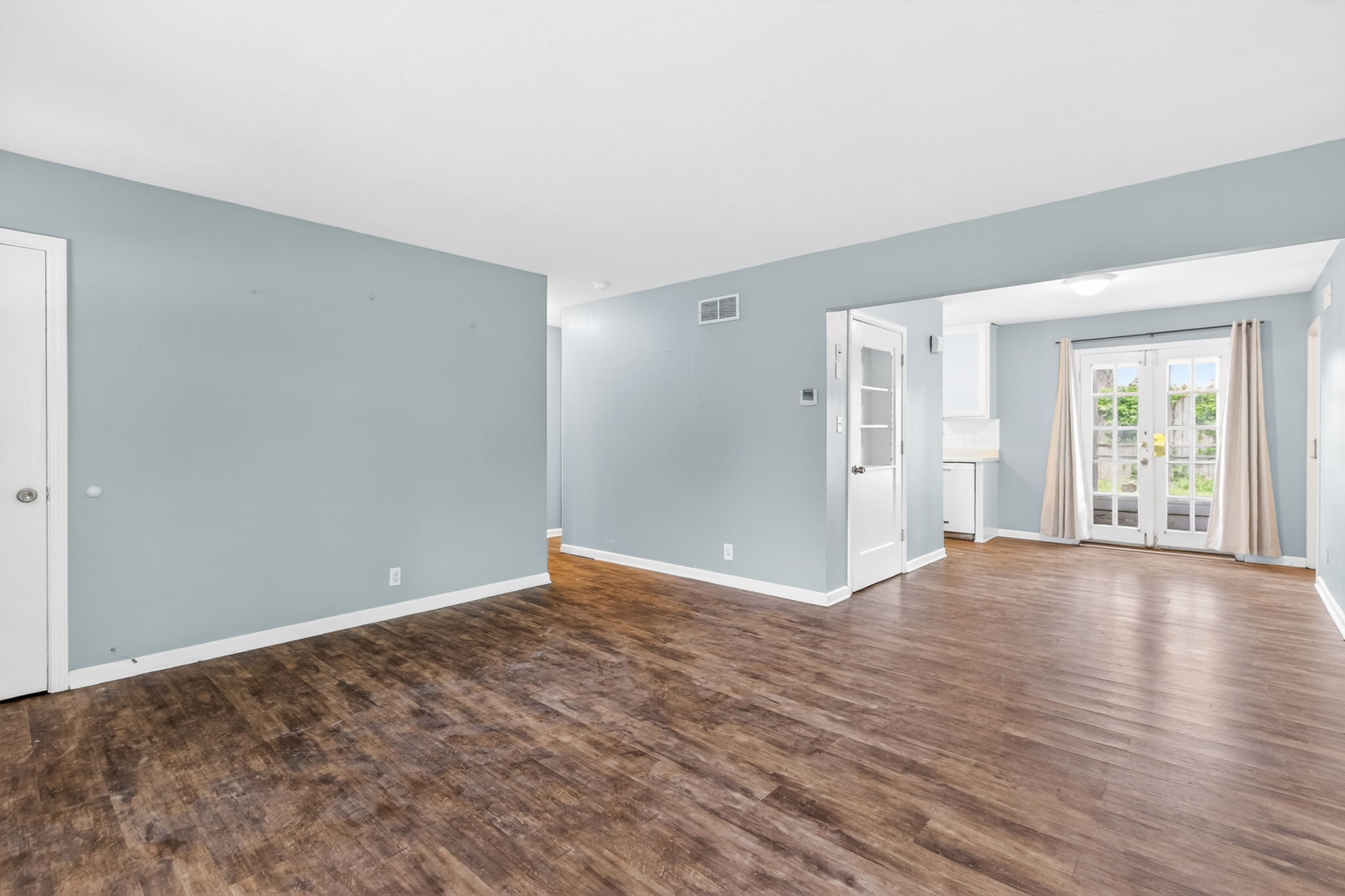 7300 Wyandotte St-011