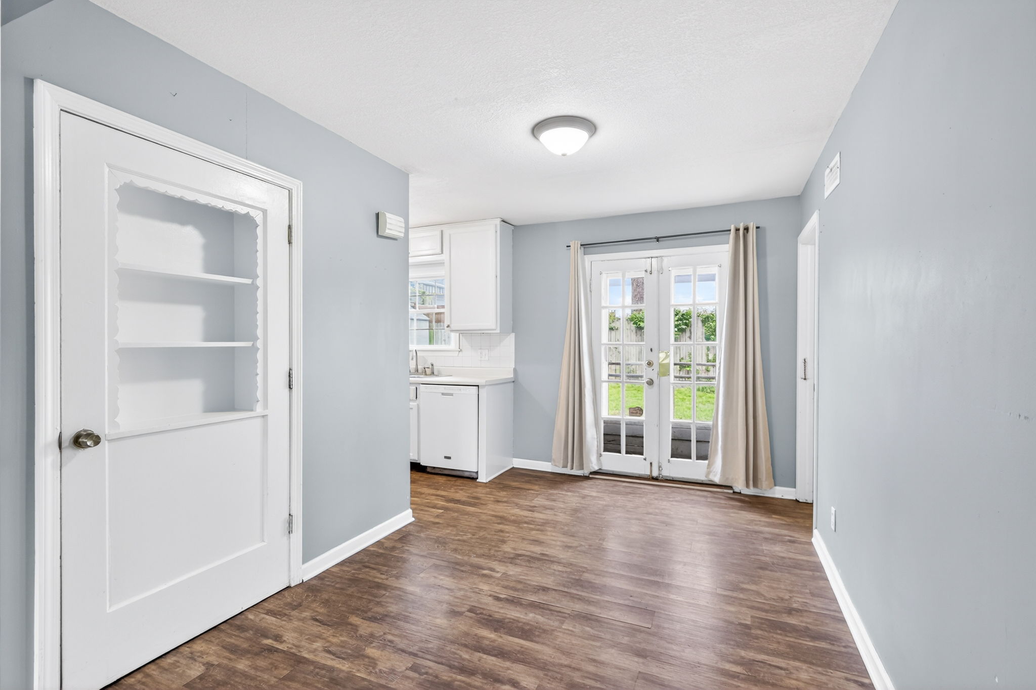 7300 Wyandotte St-012