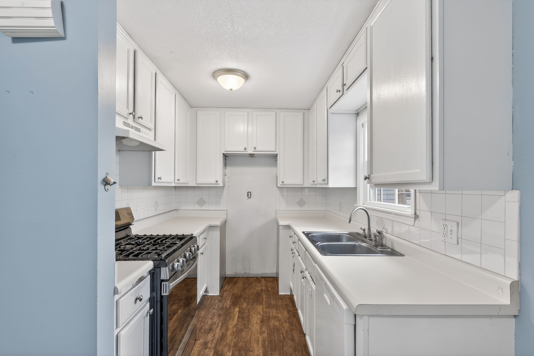 7300 Wyandotte St-013