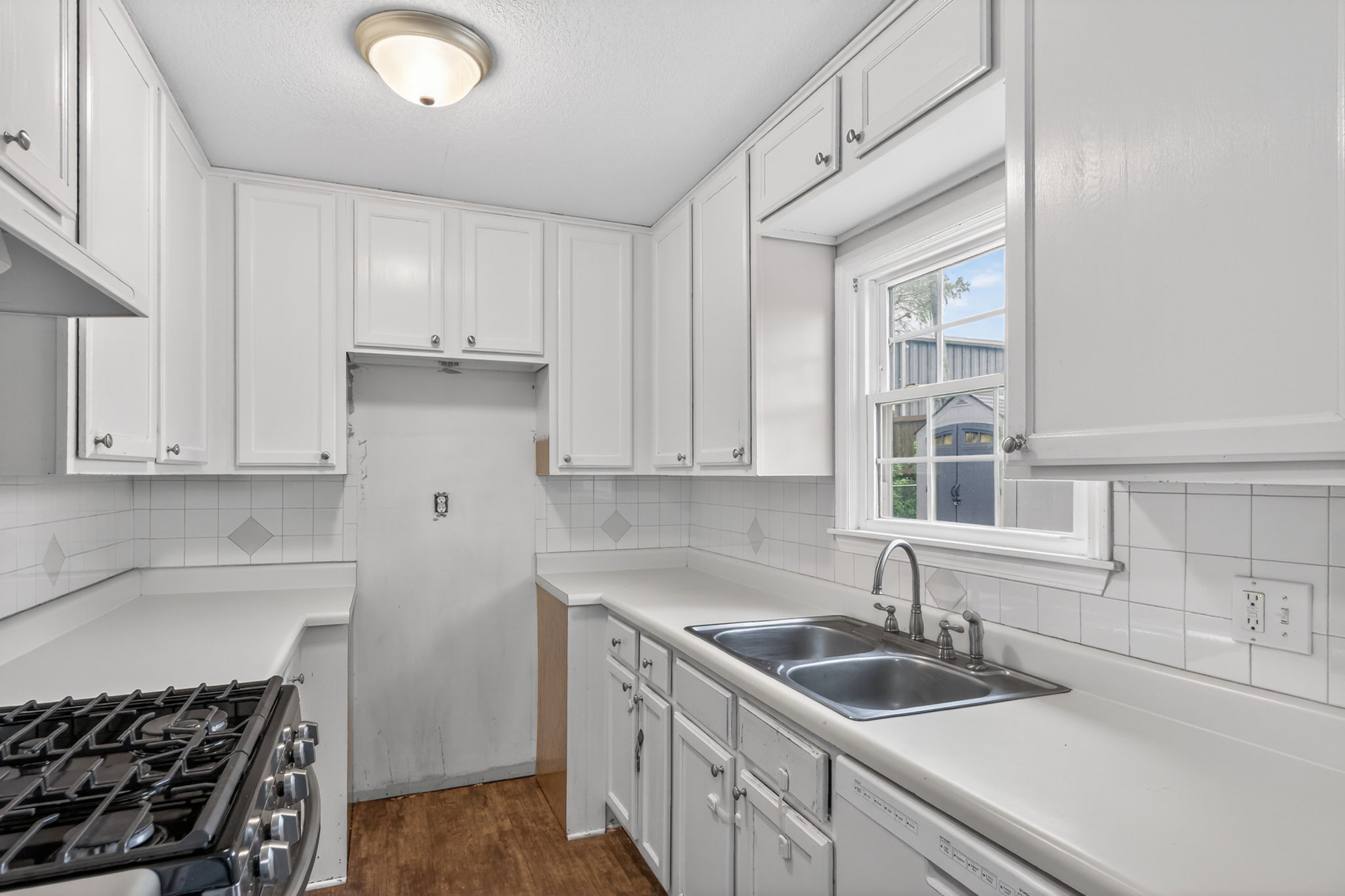 7300 Wyandotte St-014