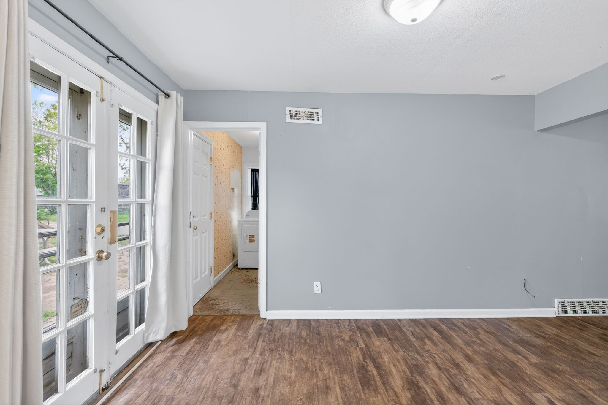 7300 Wyandotte St-015