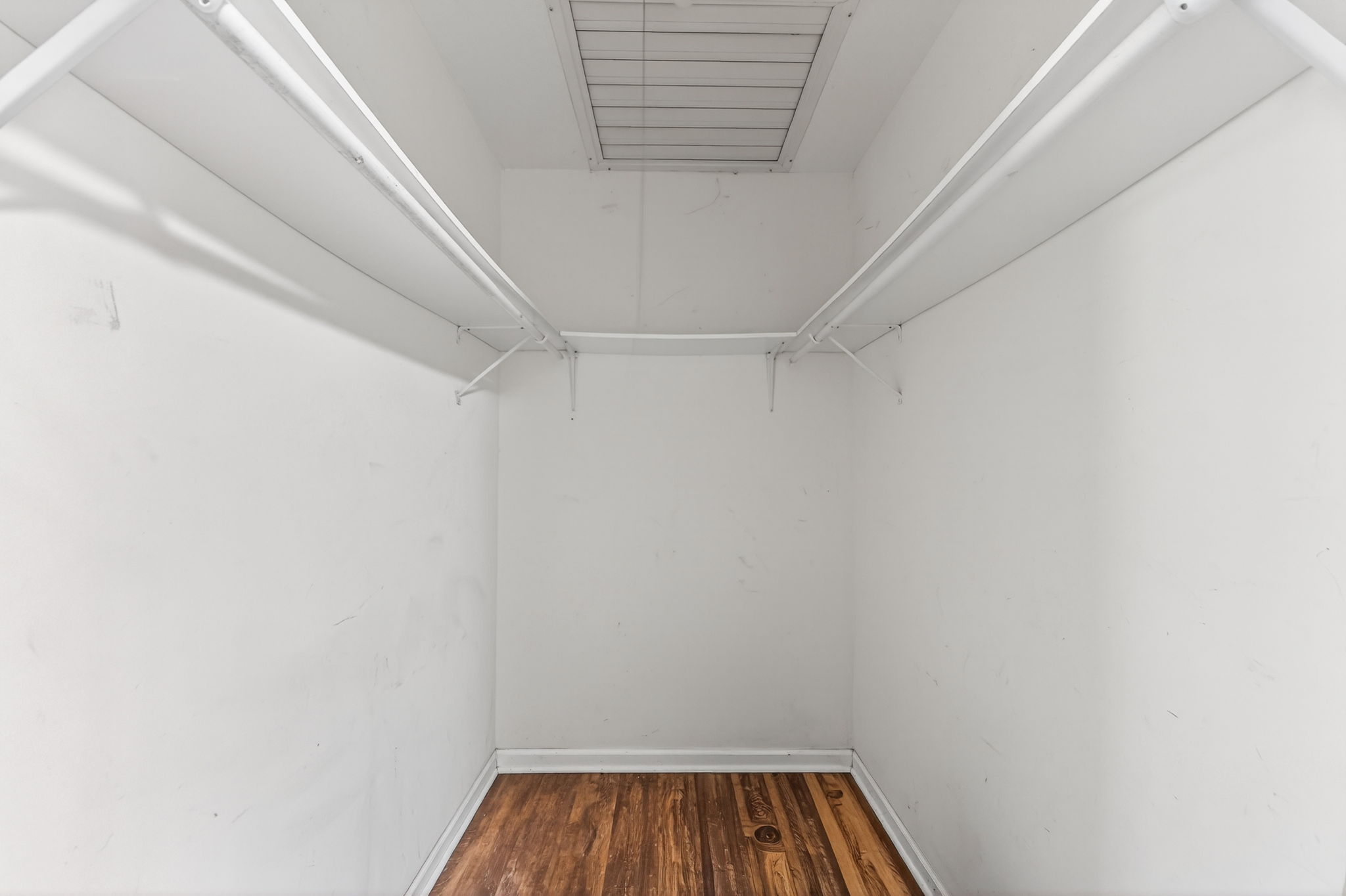 7300 Wyandotte St-016