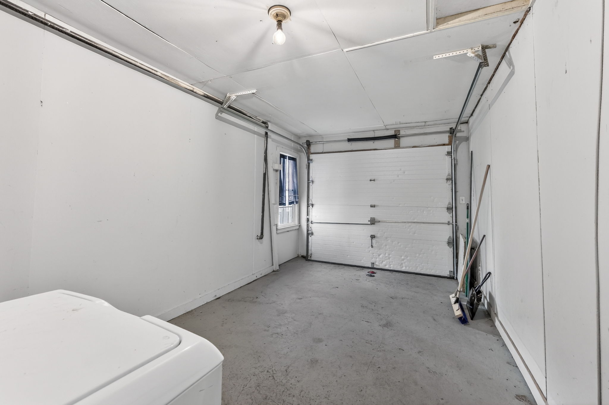 7300 Wyandotte St-018