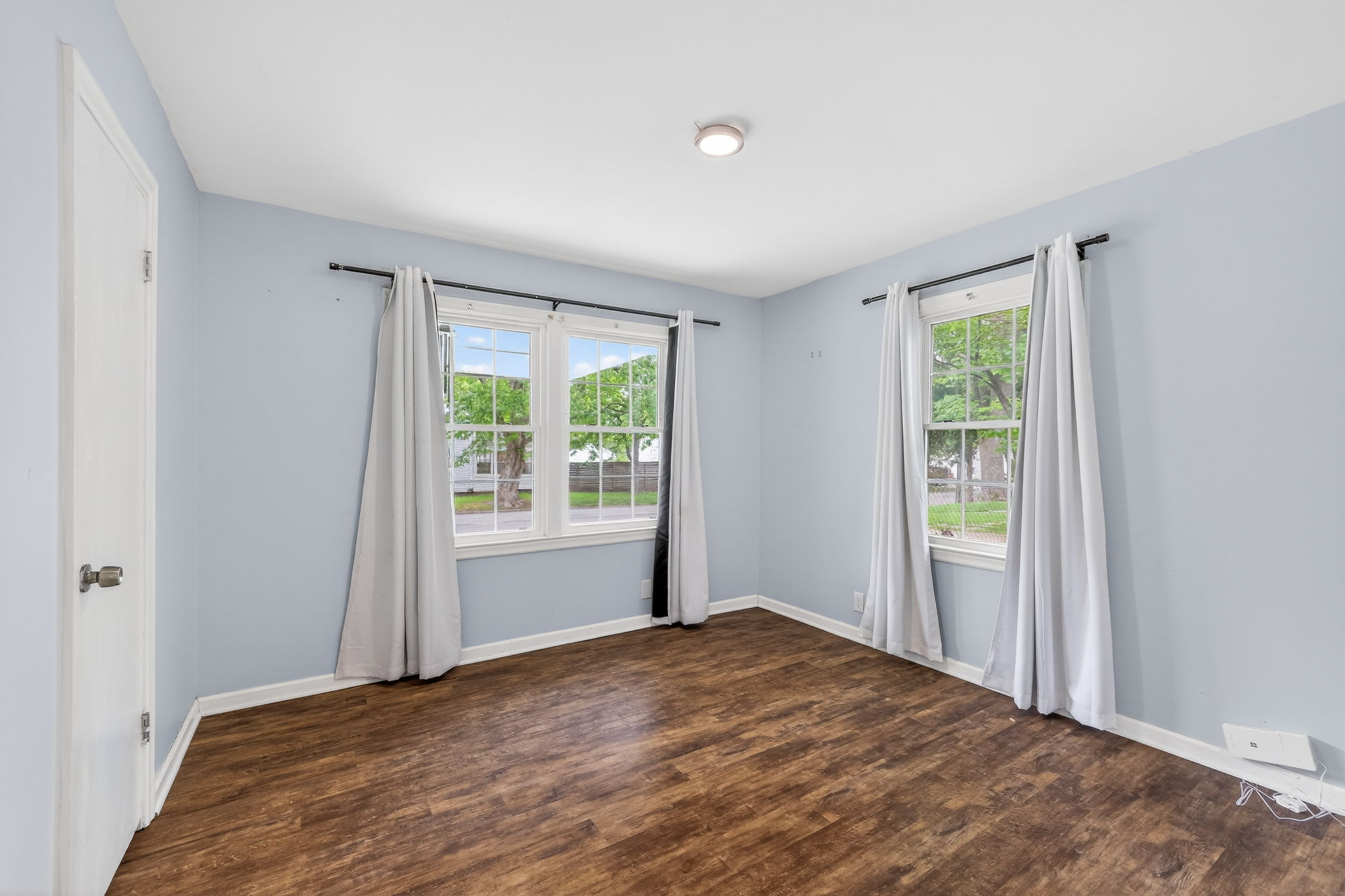 7300 Wyandotte St-020