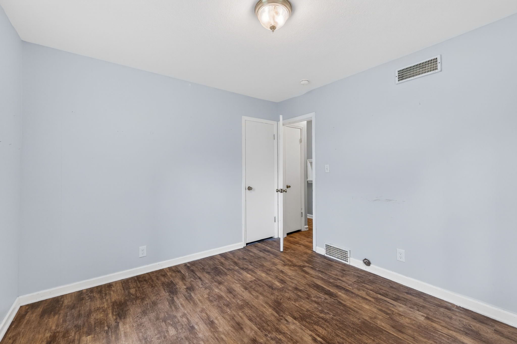 7300 Wyandotte St-023