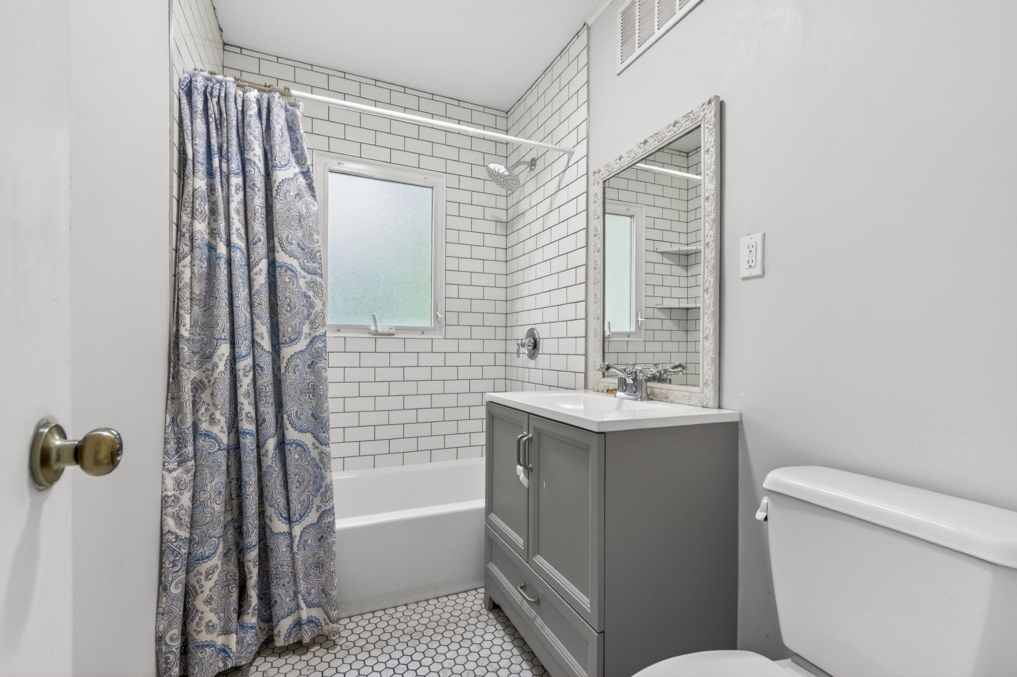 7300 Wyandotte St-024