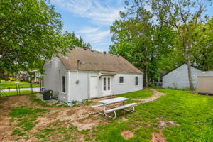 7300 Wyandotte St-006