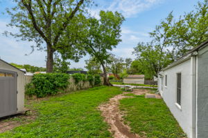 7300 Wyandotte St-007