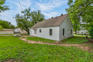 7300 Wyandotte St-008