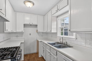 7300 Wyandotte St-014