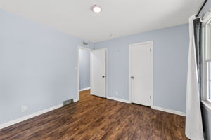 7300 Wyandotte St-021