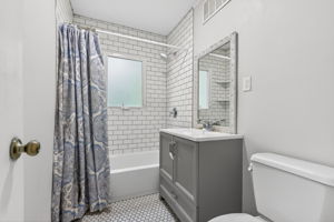 7300 Wyandotte St-024