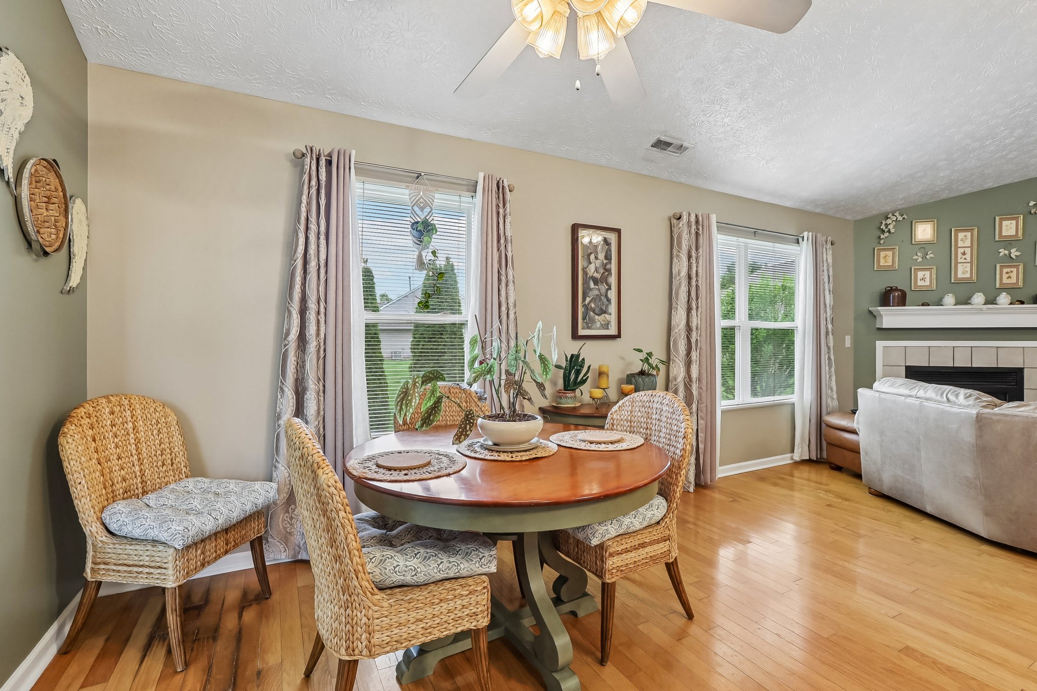 Dining Area.jpg