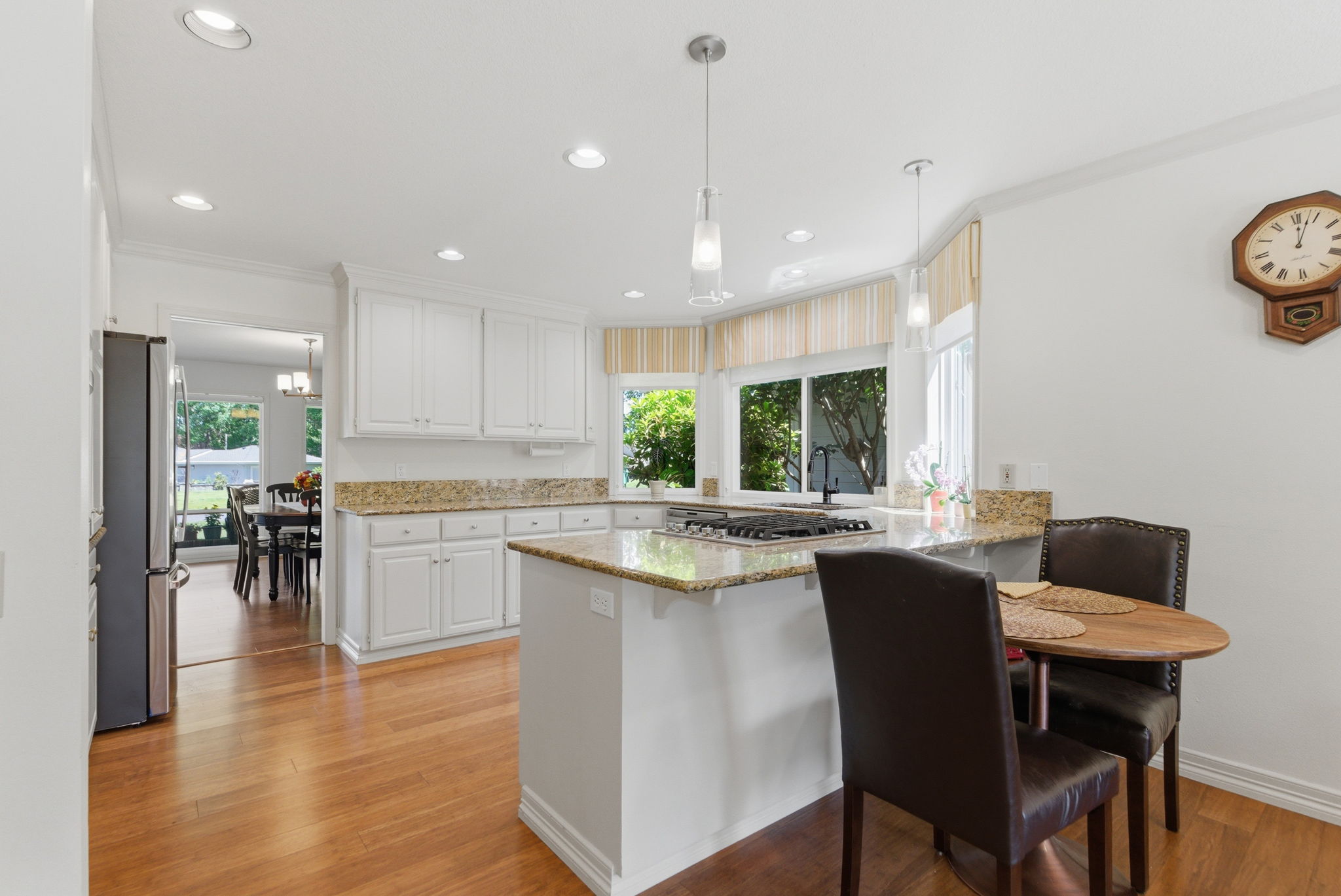 Kitchen - eat bar or nook