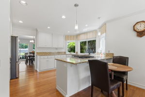 Kitchen - eat bar or nook