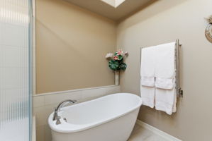 Primary Ensuite Bath - Heated Towel Rack & Soaker Tub