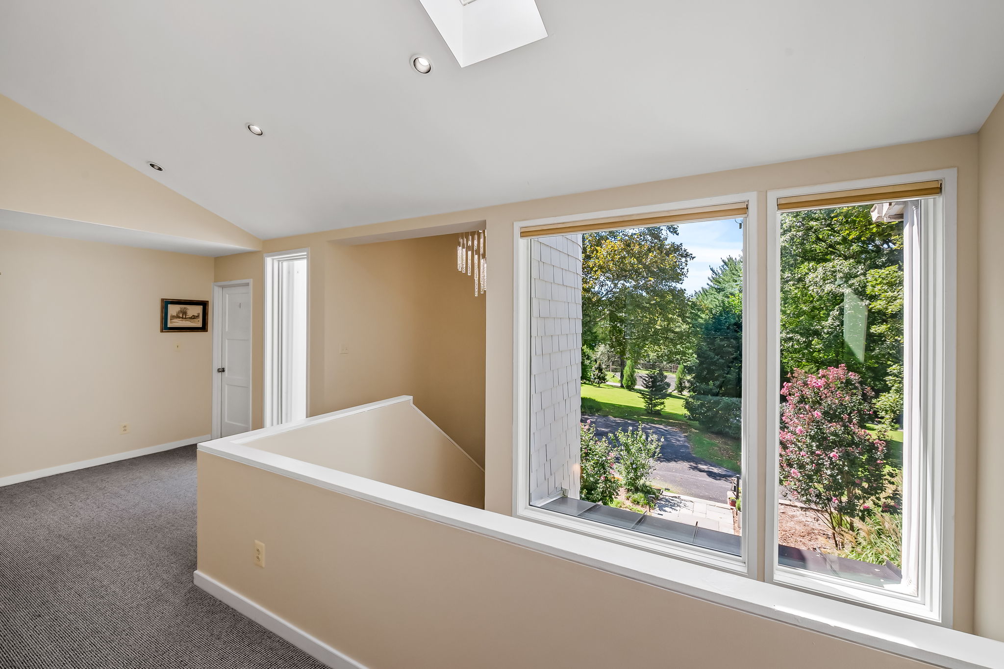 2nd Floor Landing Over Foyer