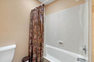 Bathroom 2 (2)
