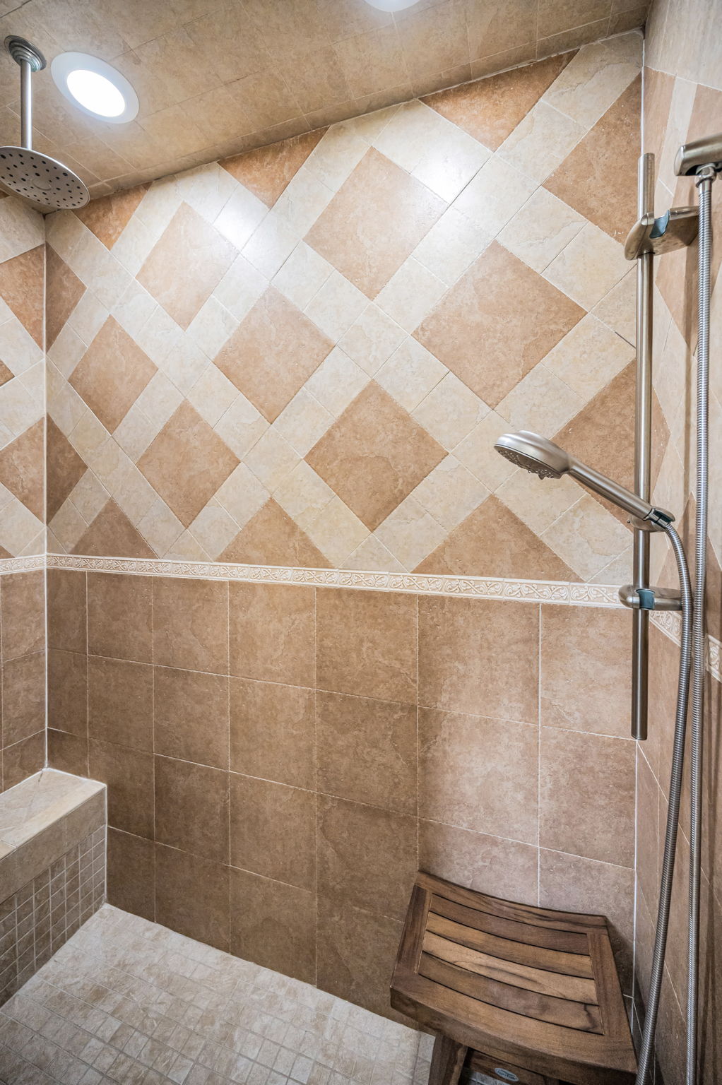 Upper Level Primary Bathroom1c