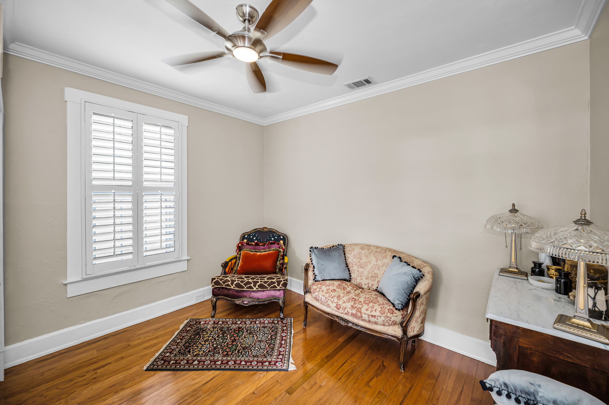 Upper Level Guest Bedroom4a