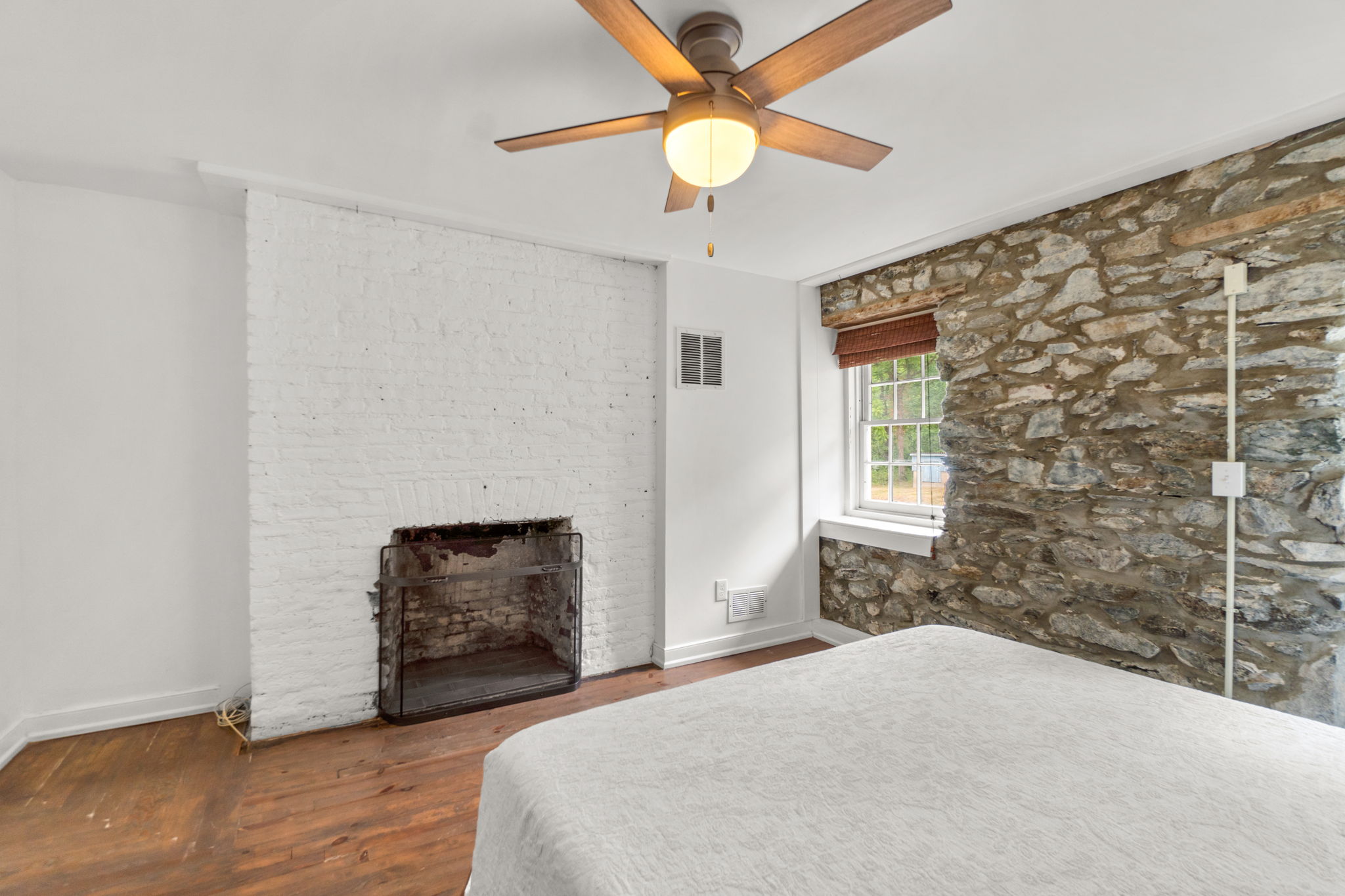 30. Upper bedroom