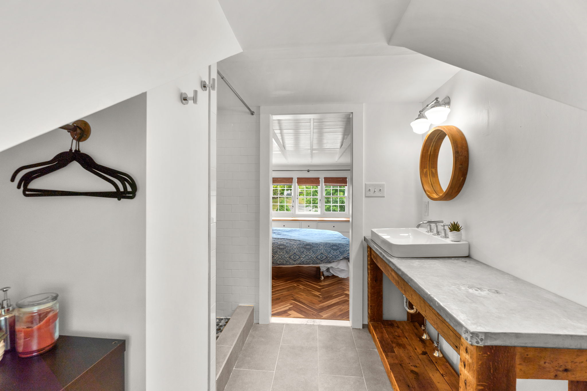 24. Upper bath