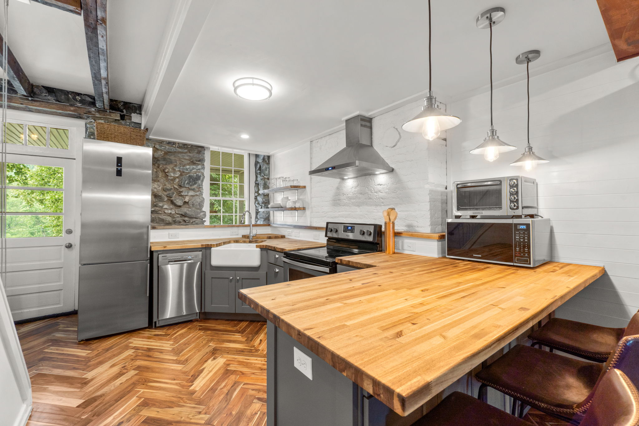 11. Eat-in kitchen