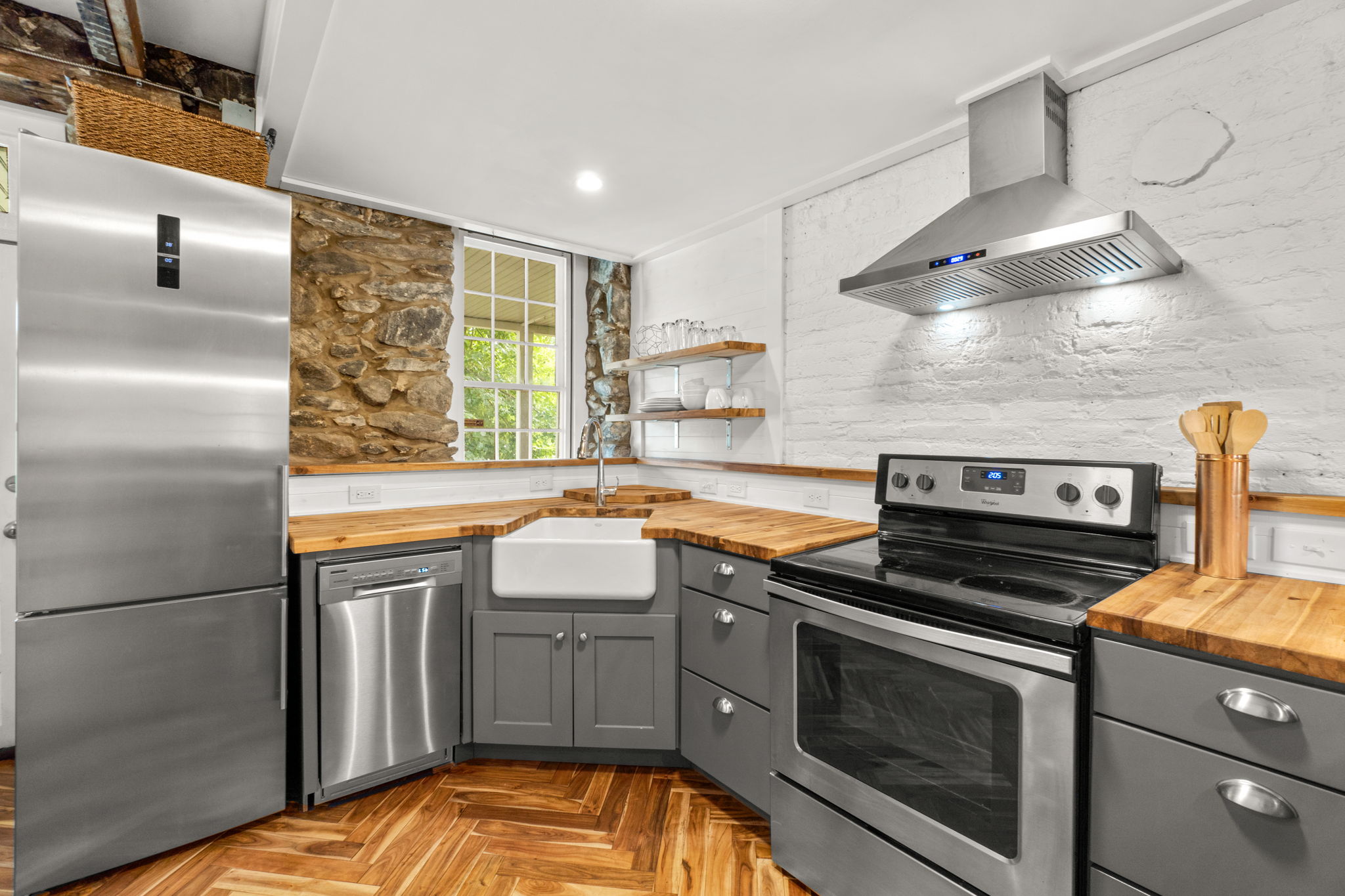 12. Eat-in kitchen