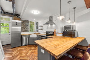 11. Eat-in kitchen
