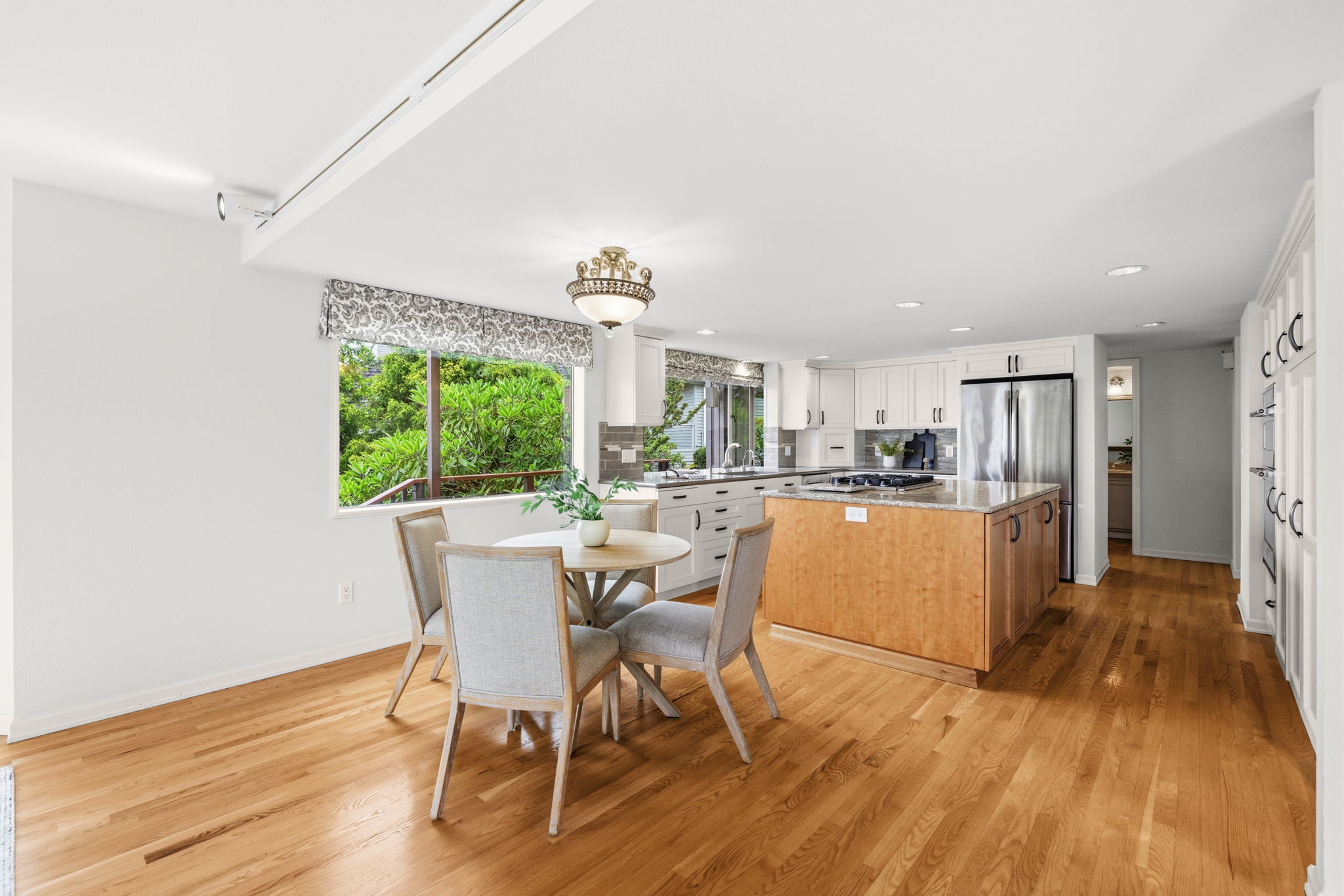 dining informal to kitchen