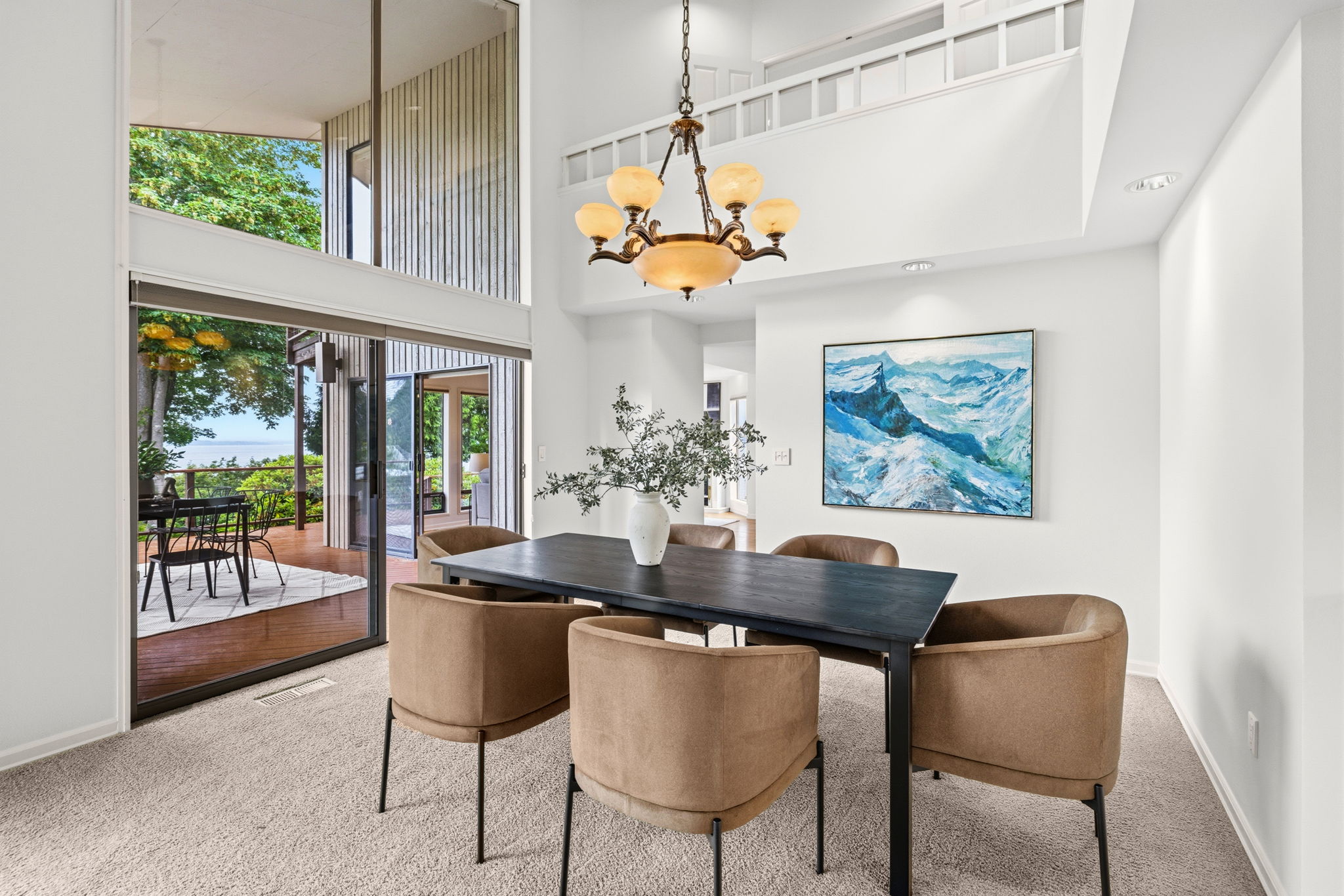 dining room w views