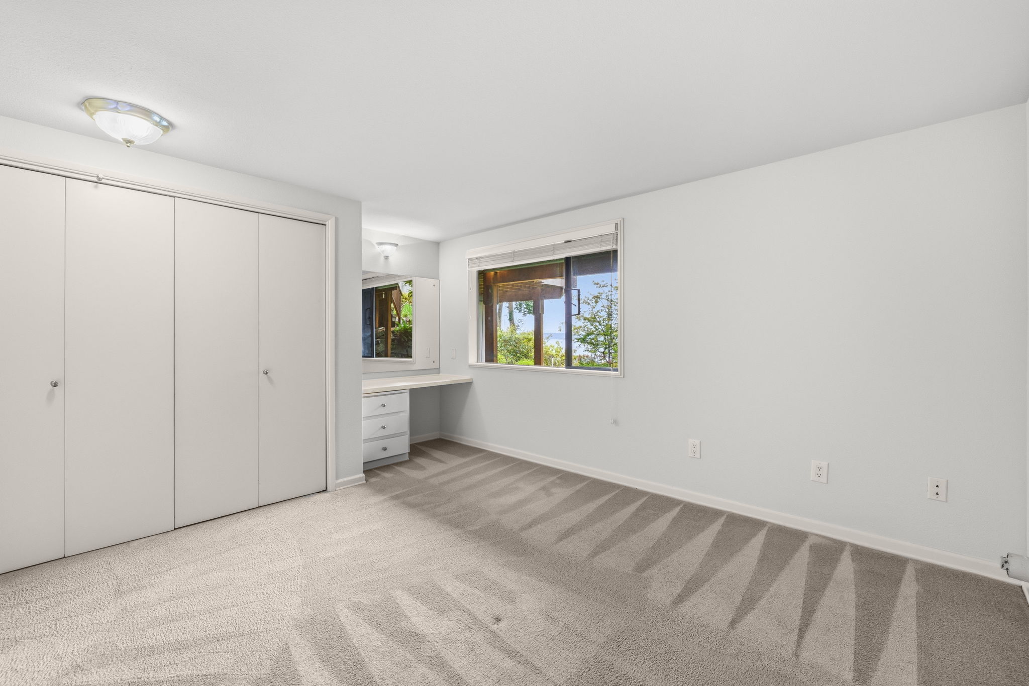 bedroom 3 w built in desk