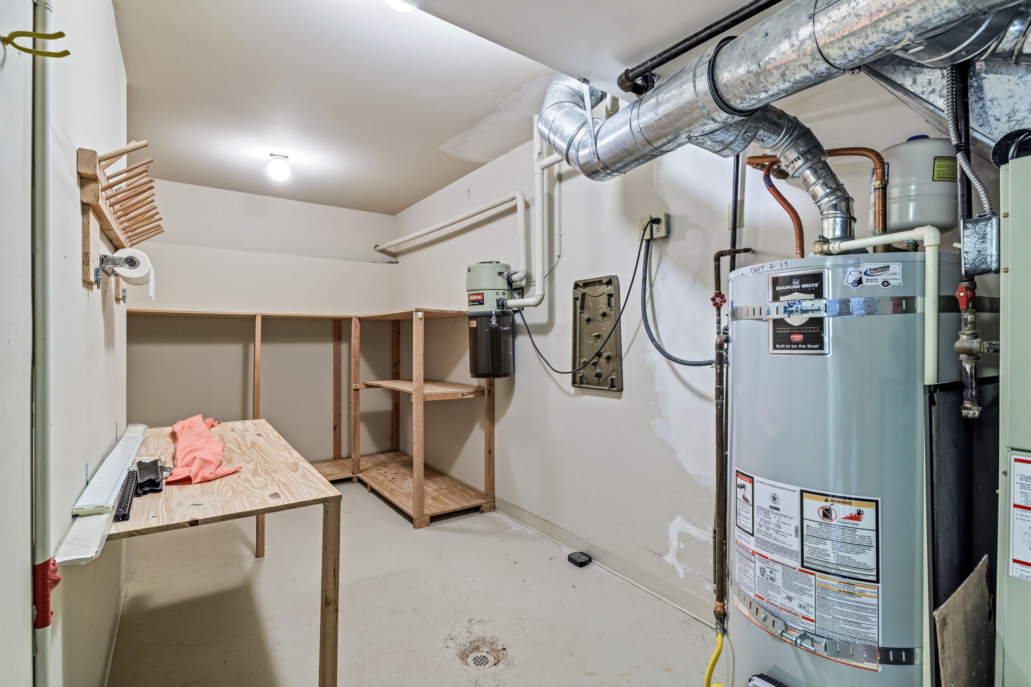 Utility room spacious, built in vacuum too