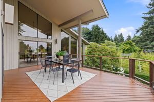 deck dining & BBQ area