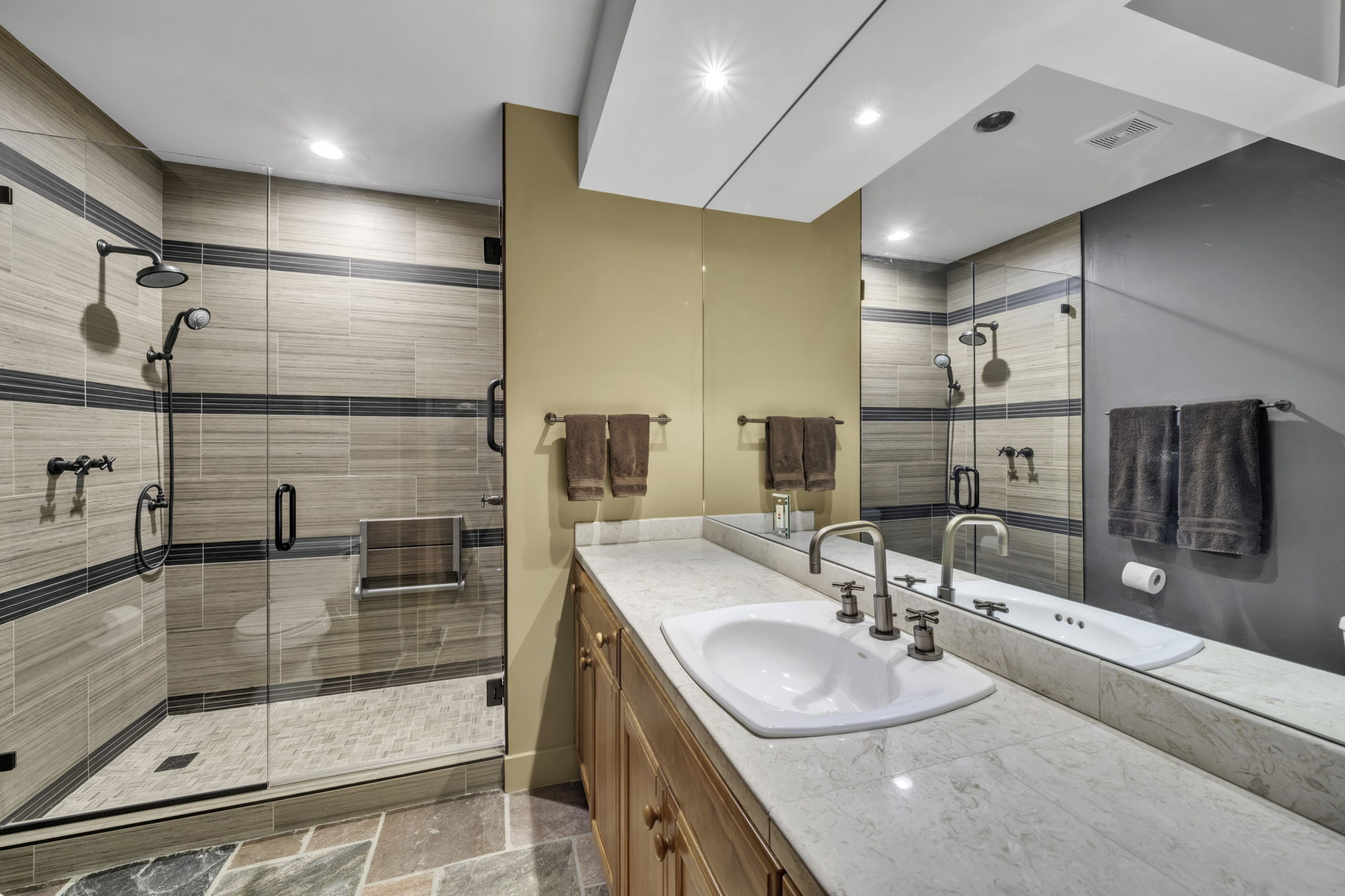 INT MAIN LEVEL GUEST BATH