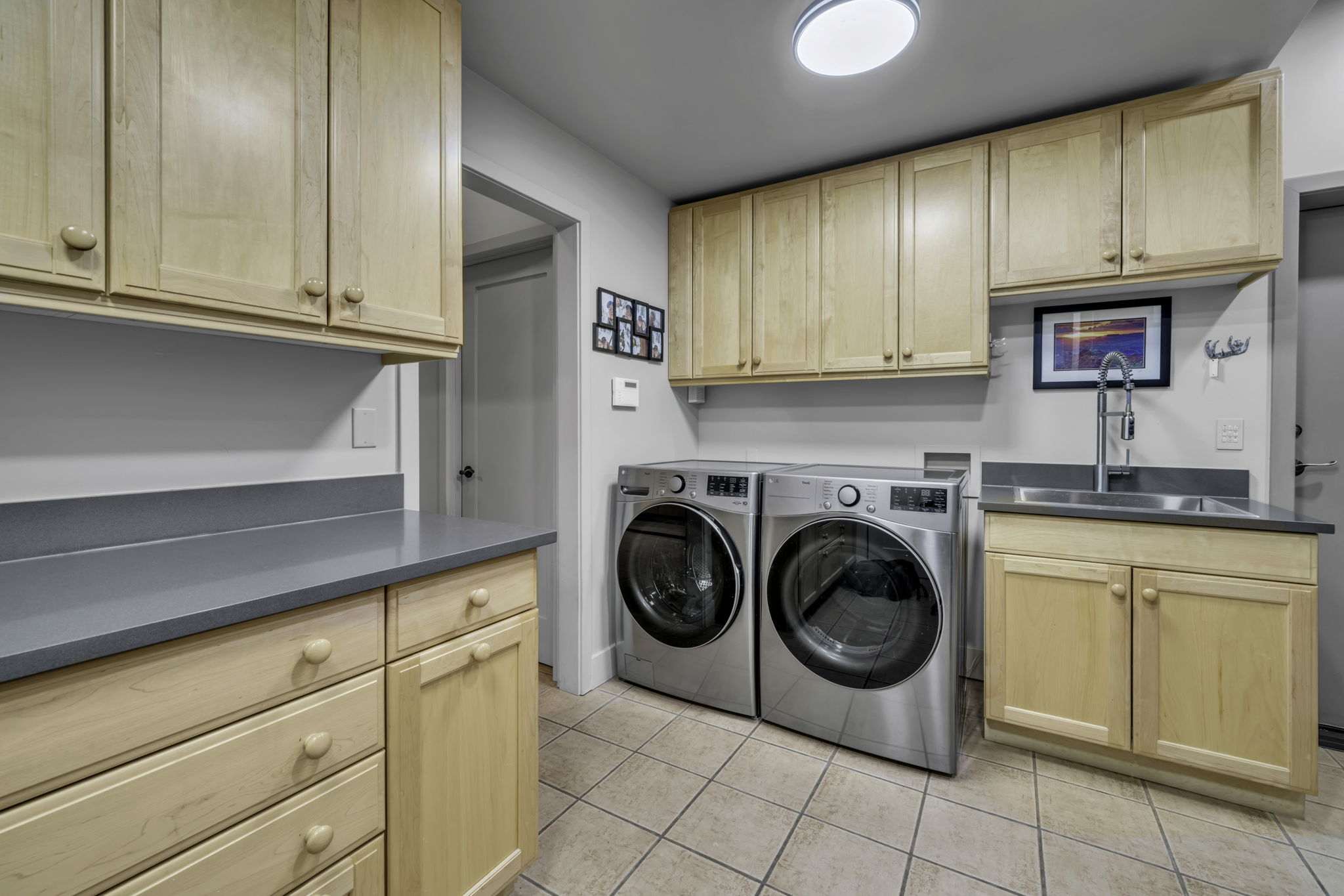 INT LAUNDRY ROOM