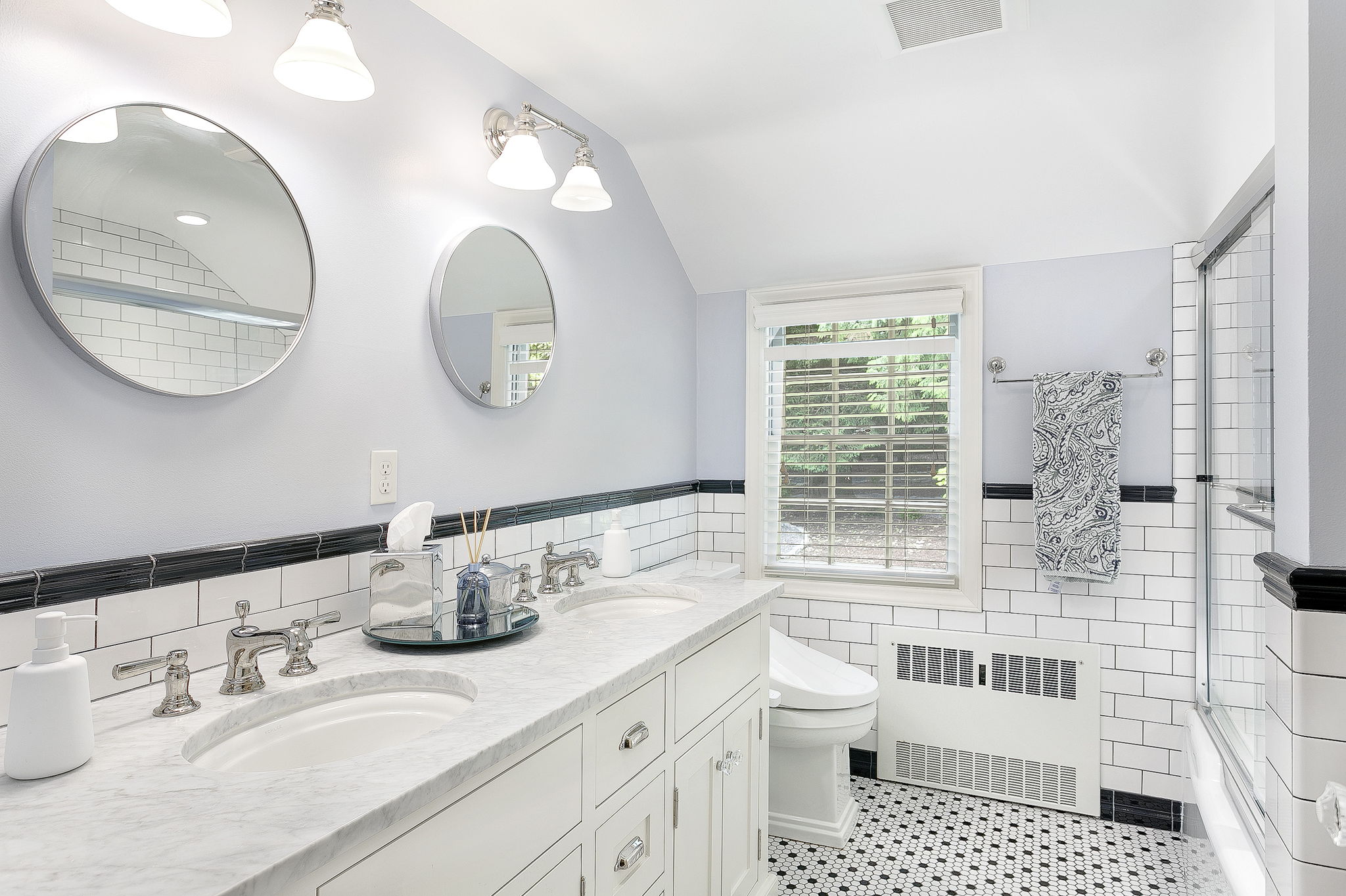 Shared Hallway Bath - Upper