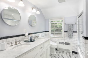 Shared Hallway Bath - Upper