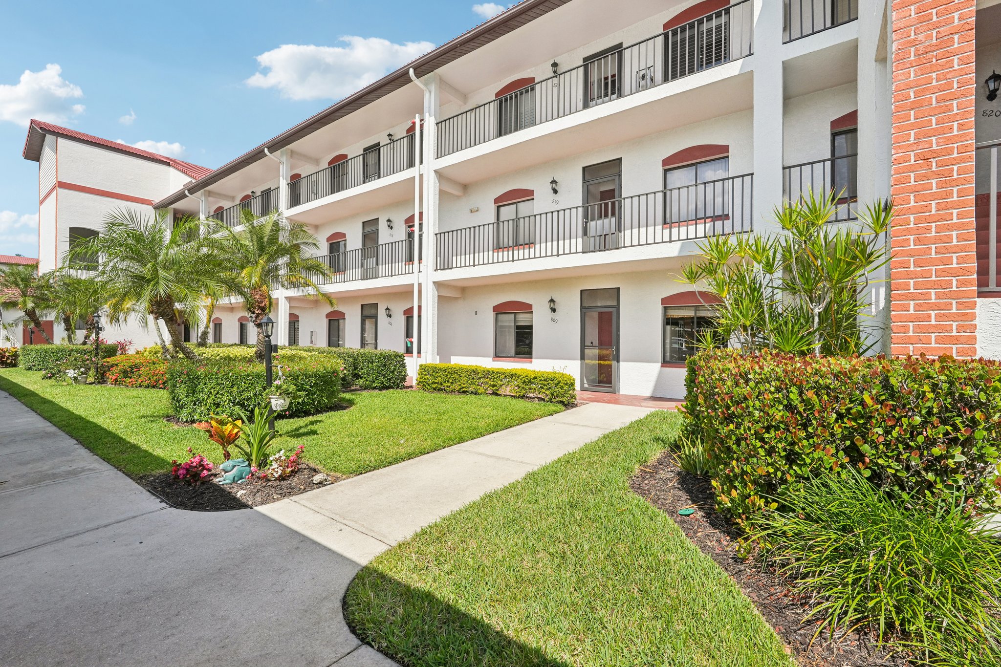 Coventry Ct 809-S1804-003.jpg