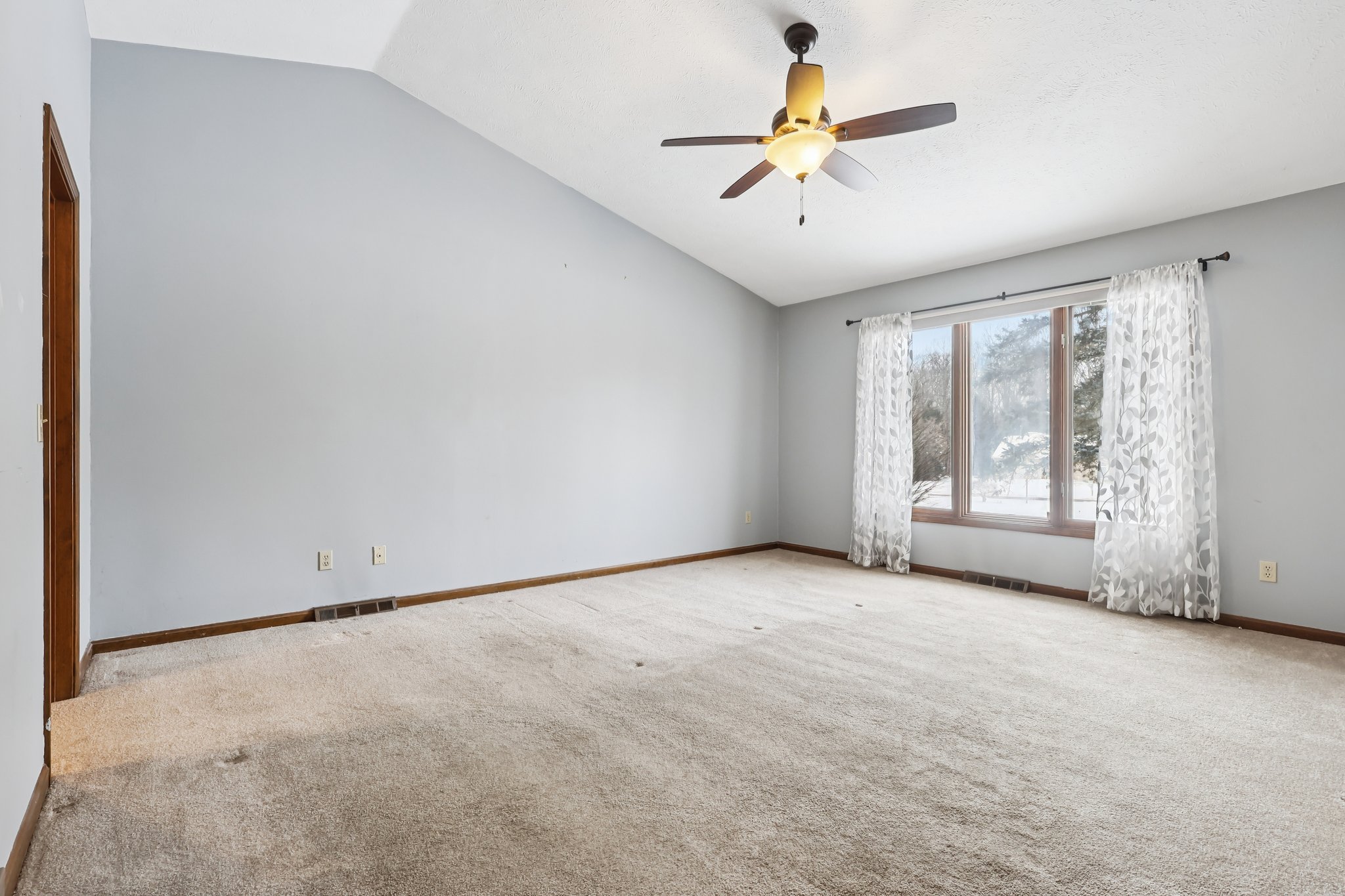 Raccoon Hill Dr-S2401-002.jpg