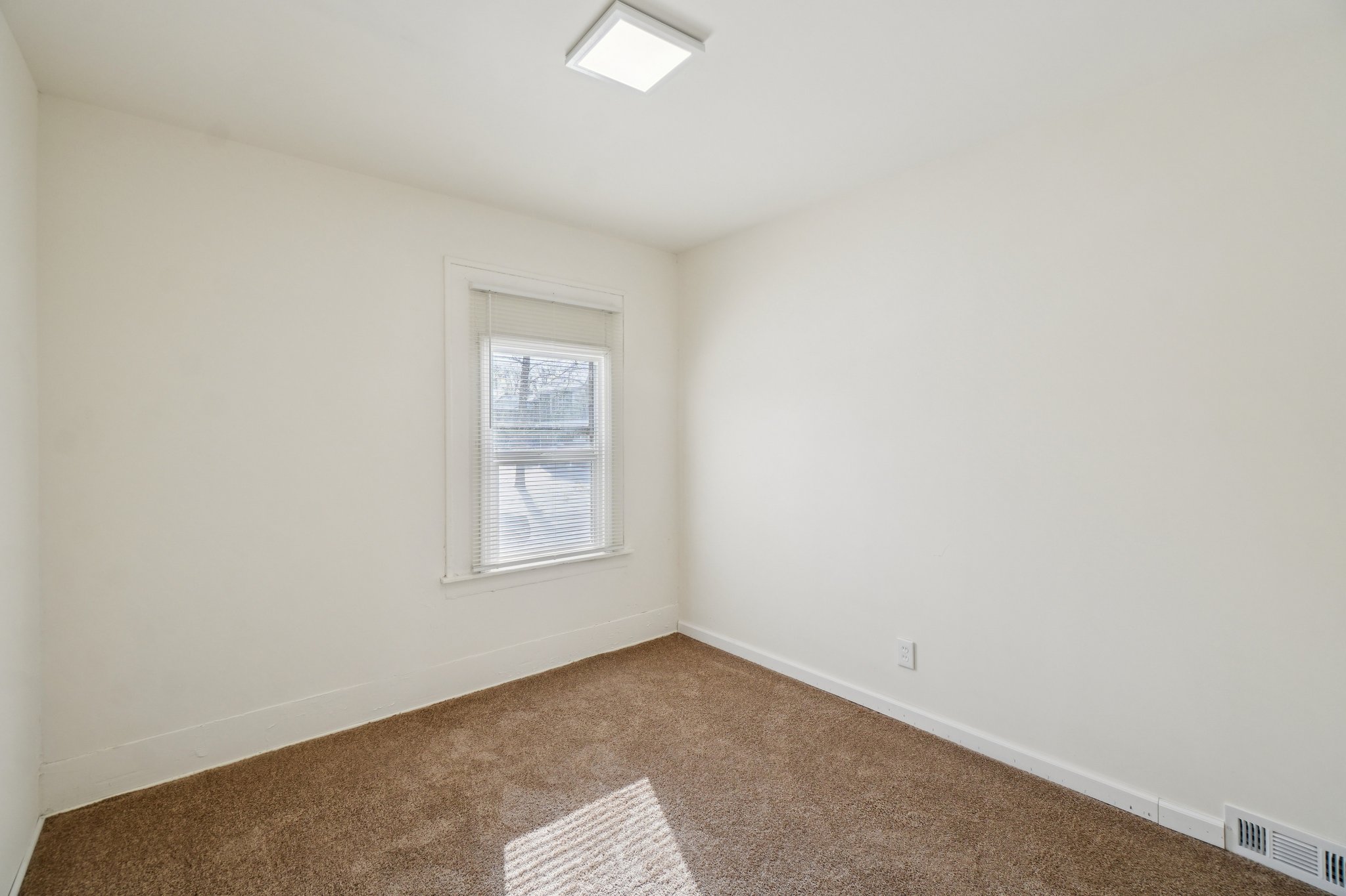 Globe St-S0502-010.jpg