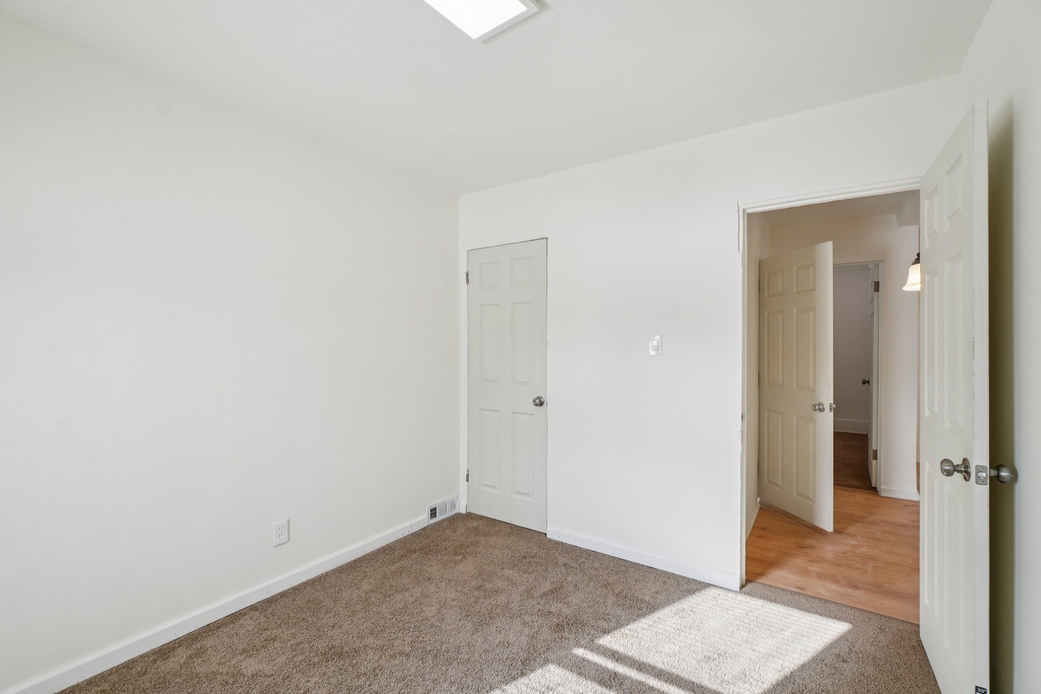 Globe St-S0502-011.jpg